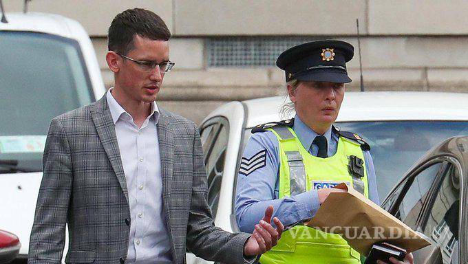 $!Burke fue detenido en la escuela y llevado directamente a la corte, donde le dijo al juez que no podía cumplir con la orden porque violaría su conciencia