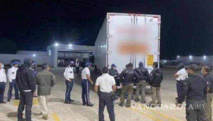 $!INM rescata a 359 migrantes que viajaban en caja de un tractocamión, en Veracruz