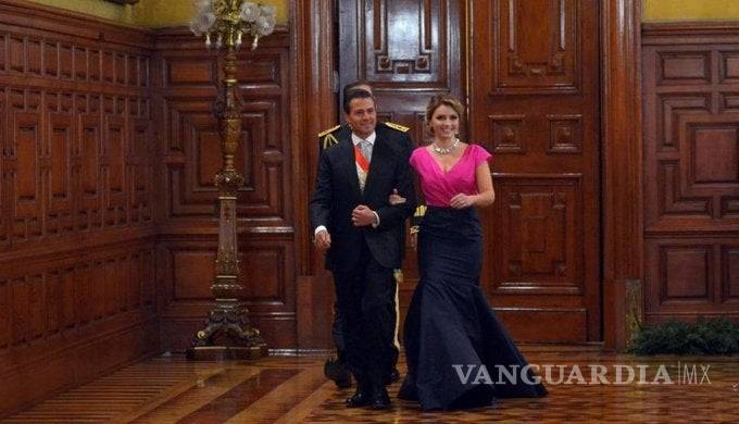 $!Beatriz Gutiérrez Müller, esposa de AMLO vs Angélica Rivera... ¿Quién gastó más dinero en vestidos para el grito de Independencia?