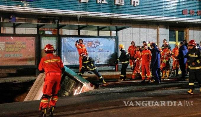 $!Socavón se abre debajo de un camión en China; mueren 6 personas y hay cuatro desaparecidos