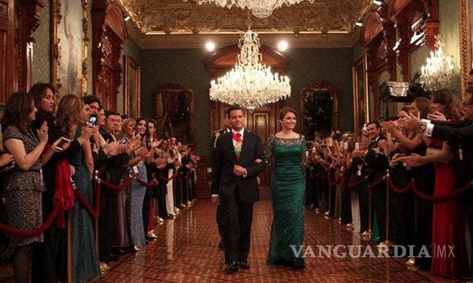 $!Beatriz Gutiérrez Müller, esposa de AMLO vs Angélica Rivera... ¿Quién gastó más dinero en vestidos para el grito de Independencia?