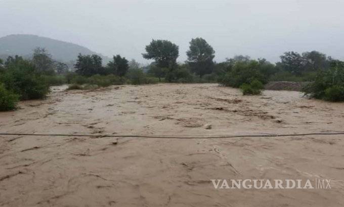 $!Narda dejó grandes inundaciones y deslaves en Oaxaca; toca tierra en Michoacán