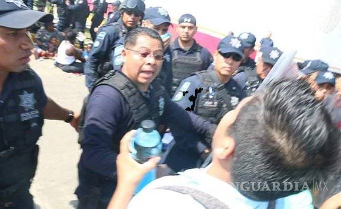 $!Policías federales agreden a migrantes africanos y periodistas en estación de Chiapas