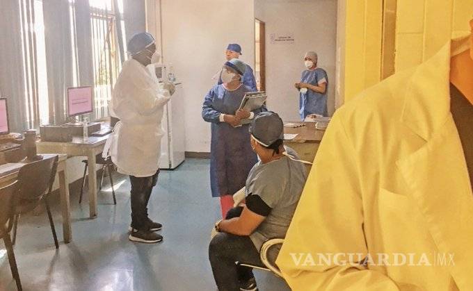 $!'No hacen nada, cobran mucho', se quejan del 'apoyo' de médicos cubanos en México