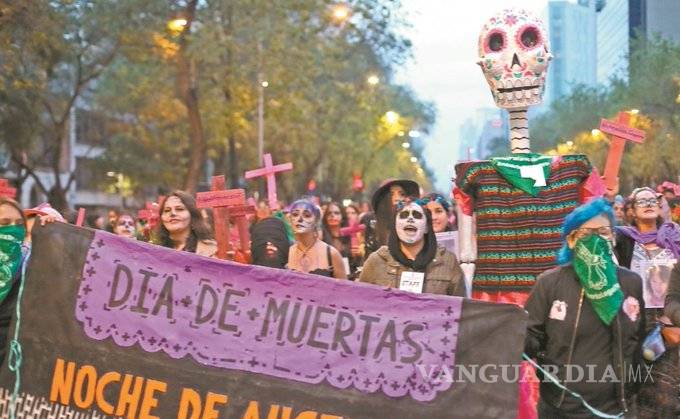 $!Mujeres y familiares de víctimas marchan en CDMX contra feminicidios en "Día de Muertas"