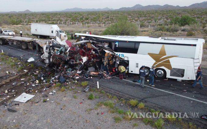 $!13 muertos y 25 heridos dejó accidente en carretera de Sonora, chocaron un autobús y dos tráileres