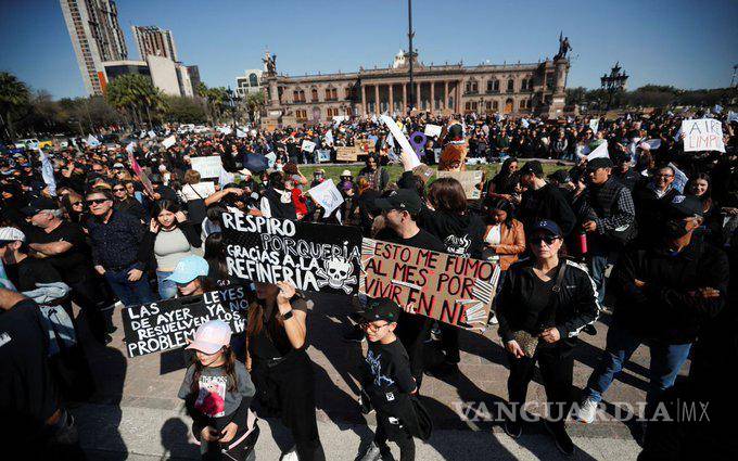 $!“Fuera Pemex”, protestan en Monterrey contra refinería en Cadereyta
