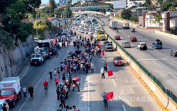 $!Maestros de Guerrero bloquean autopista México-Cuernavaca; exigen diálogo con AMLO