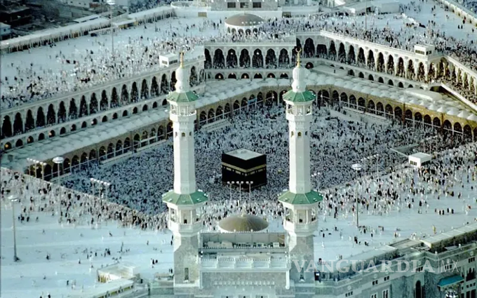 $!Mezquita de La Meca, sin medidas de distanciamiento, reabre al 100% de su capacidad
