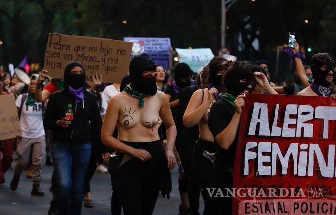 $!Avanza marcha feminista en dirección al Zócalo de CDMX; encapuchados realizan destrozos y pintas