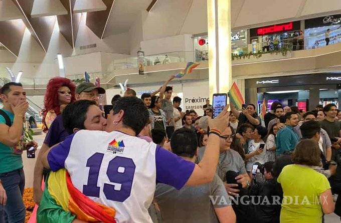 $!Con un 'besotón' protestan contra la homofobia en Monterrey