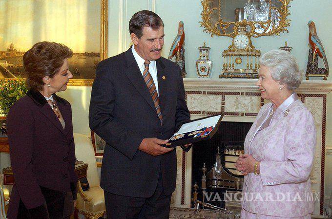 $!En la imagen el expresidente de México Vicente Fox Quezada y la primera dama Martha Sahagún en su encuentro con la reina Isabel II en Reino Unido.