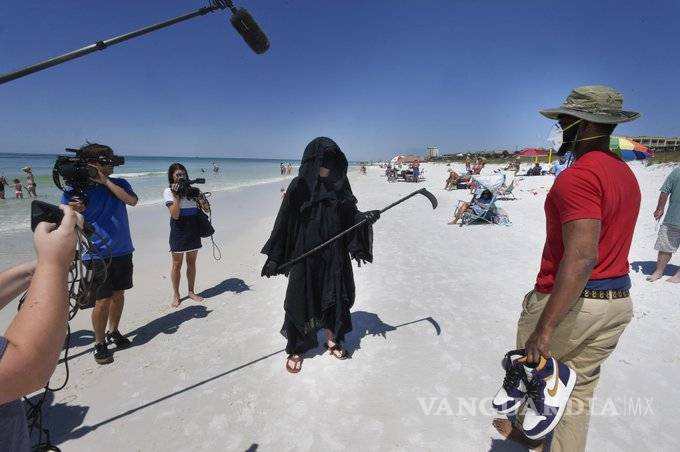 $!Aparece 'la muerte' en playa de Estados Unidos, para advertir a turistas
