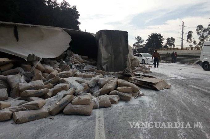 $!Carretera México-Toluca se pinta de blanco tras choque de trailers con carbonato de sodio
