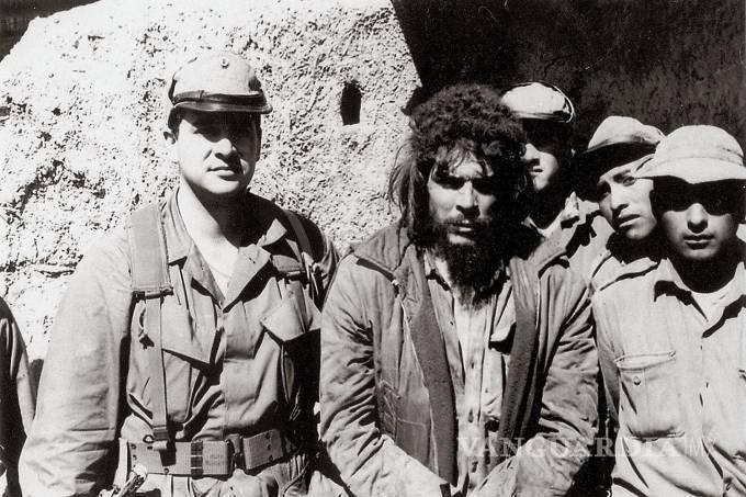 $!Captura de Ernesto ‘Che’ Guevara luego de haber sido herido por fuerzas especiales del gobierno boliviano; eventualmente fue ejecutado.