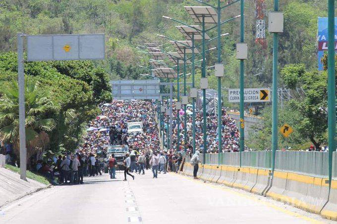 $!Guardia Nacional es superada por manifestantes en Chilpancingo; irrumpen en Palacio de Gobierno