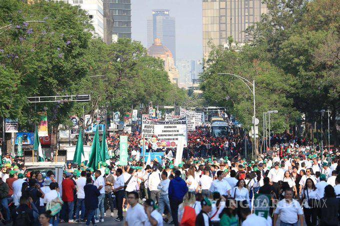 $!Trabajadores marchan desde varios puntos de la CDMX rumbo al Zócalo, demandan mejores condiciones laborales y salariales