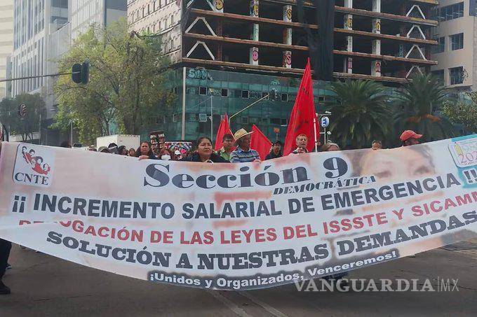 $!Maestros de la CNTE vuelven a marchar en la CDMX, critican a AMLO por inaugurar ‘su trenecito’