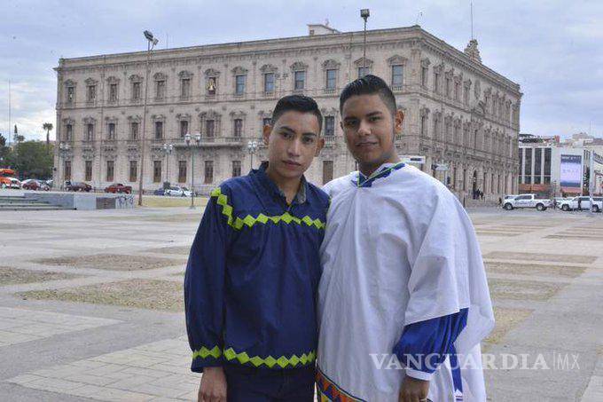 $!Se casó la primera pareja gay rarámuri en Chihuahua