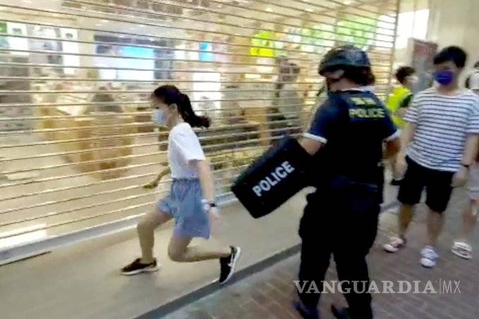 $!Policías someten brutalmente a niña que salió a comprar útiles durante protestas en Hong Kong