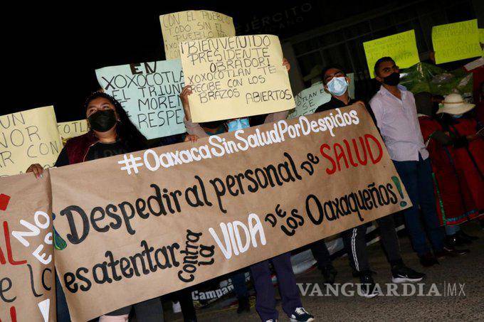 $!En Oaxaca protesta personal de salud despedido; AMLO promete soluciones