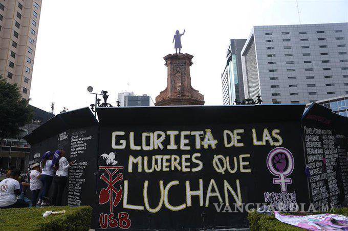$!Feministas vuelven a convertir a la glorieta de Colón en ‘antimonumenta’