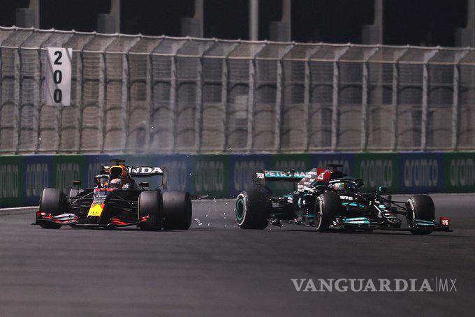 $!Con roces, Lewis Hamilton gana el GP de Arabia Saudita y empata a Verstapen; todo se definirá en Abu Dabi