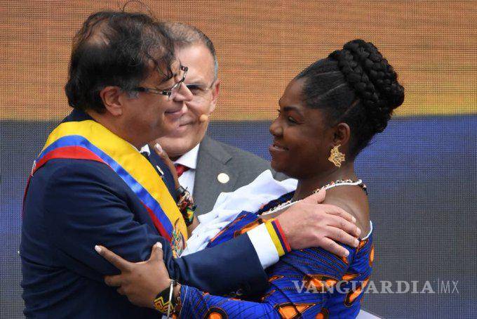 $!Recibió la banda presidencial y tomó juramento a la ambientalista Francia Márquez como la primera vicepresidenta afro de Colombia