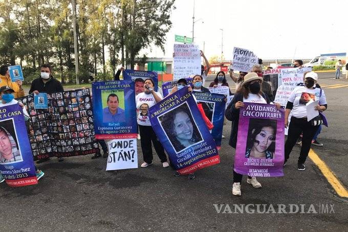 $!Reciben con protestas a AMLO en Xalapa, familiares de desaparecidos y médicos