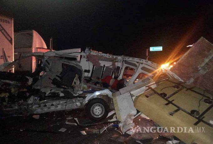 $!Choca ambulancia contra caja de tractocamión en Nuevo León, hay cuatro muertos