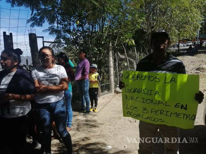 $!Desalojan a reporteros y activistas en bloqueo de desplazados de Guerrero