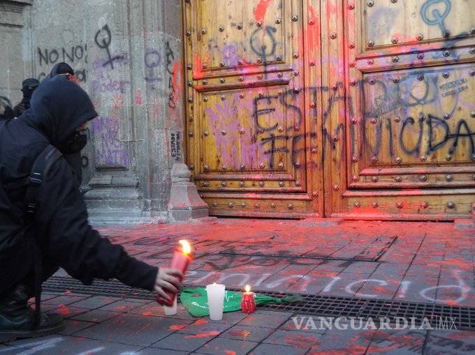 $!'Andrés Manuel el silencio es criminal', encapuchadas vandalizan Palacio Nacional por feminicidos