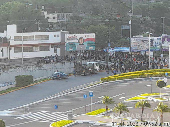 $!Al menos 5 mil habitantes de varios municipios tomaron la capital ayer debido a la detención de Jesús Echeverría y Bernando C.