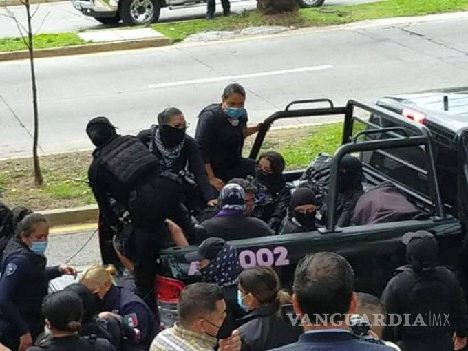 $!Encapuchadas protestan con violencia por menor abusada por un profesor en Jalisco