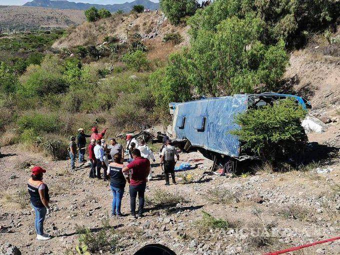 $!Cae a barranco autobús que transportaba migrantes en San Luis Potosí; hay 6 muertos