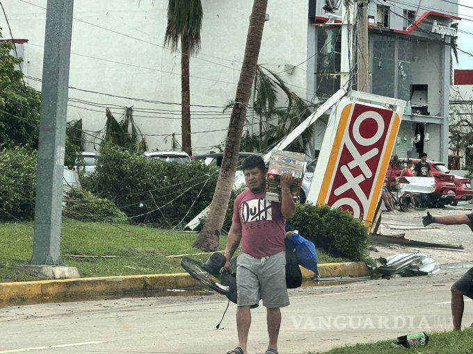 $!Saqueo y rapiña en Acapulco tras paso del huracán Otis; invaden centros comerciales y departamentos