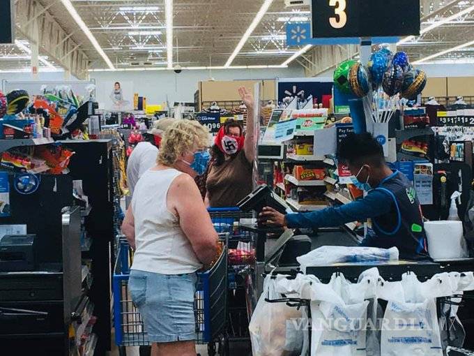 $!Pareja con cubrebocas nazis en Walmart de EU causan indignación; los vetan