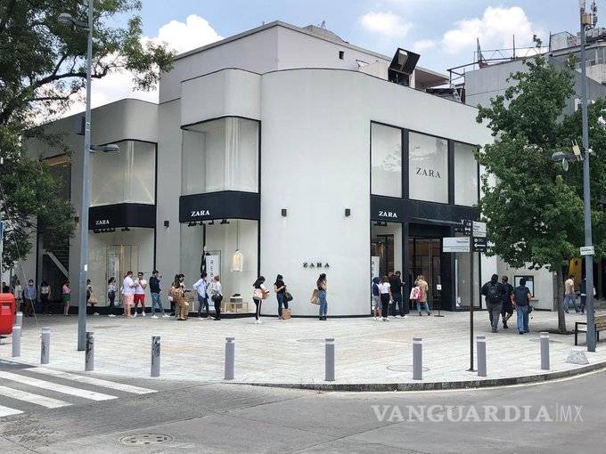 $!Critican enormes filas para comprar en tiendas Zara en México