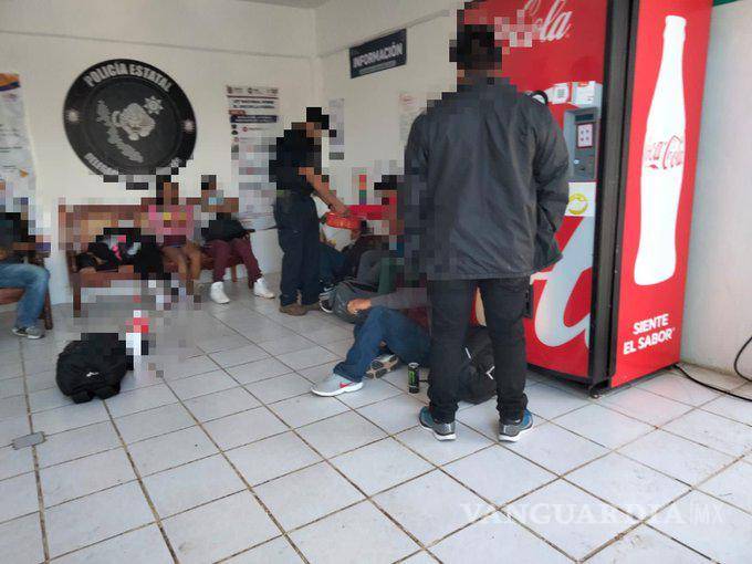 $!INM rescata a 359 migrantes que viajaban en caja de un tractocamión, en Veracruz