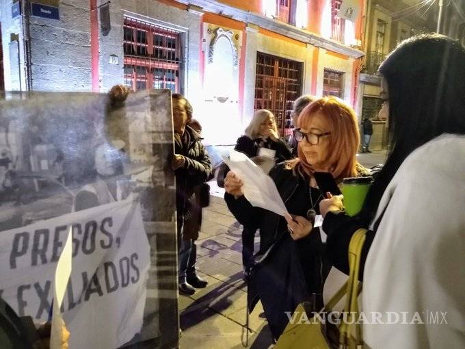$!Rosario Piedra, presidenta de la CNDH, protesta afuera de Palacio Nacional por desaparecidos; piden audiencia con AMLO