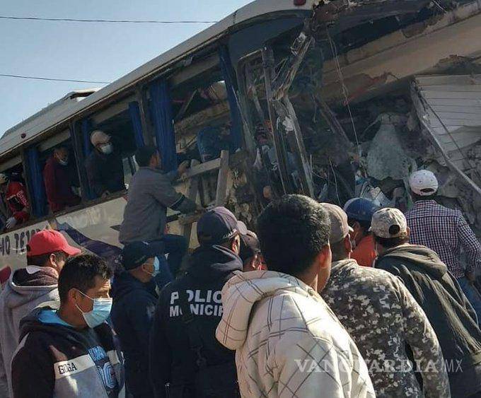 $!Reportan 19 muertos y 30 heridos tras choque de autobús contra casa en Edomex (video)