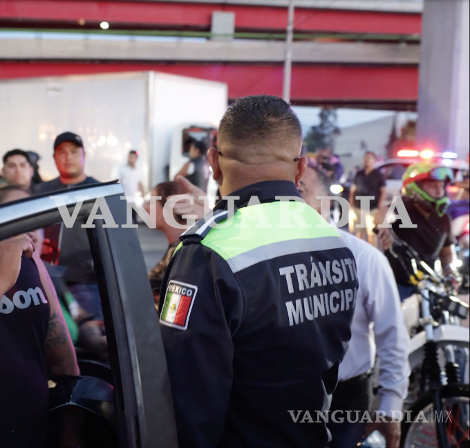 $!Policías municipales dialogaron con la conductora y le pidieron retirarse para evitar mayores conflictos durante la protesta.
