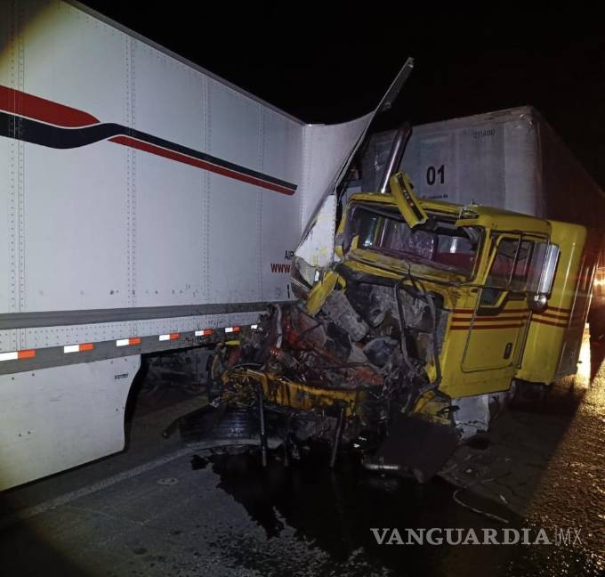 Choque de tráileres genera caos en tramo Los Chorros, en Arteaga