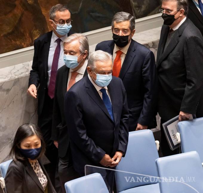 $!El presidente de México, Andrés Manuel López Obrador (C), llega para presidir una reunión del Consejo de Seguridad de las Naciones Unidas con el Secretario General de las Naciones Unidas, Antonio Guterres (3-L), en la sede de las Naciones Unidas en Nueva York, EFE. EFE/EPA/Justin Lane