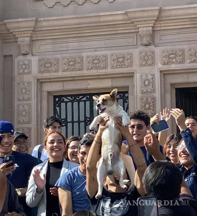 $!Como parte del festejo por el término del plantón, un alumno del Tec de Saltillo cargó a Chilaquil y lo levantó en señal de triunfo.