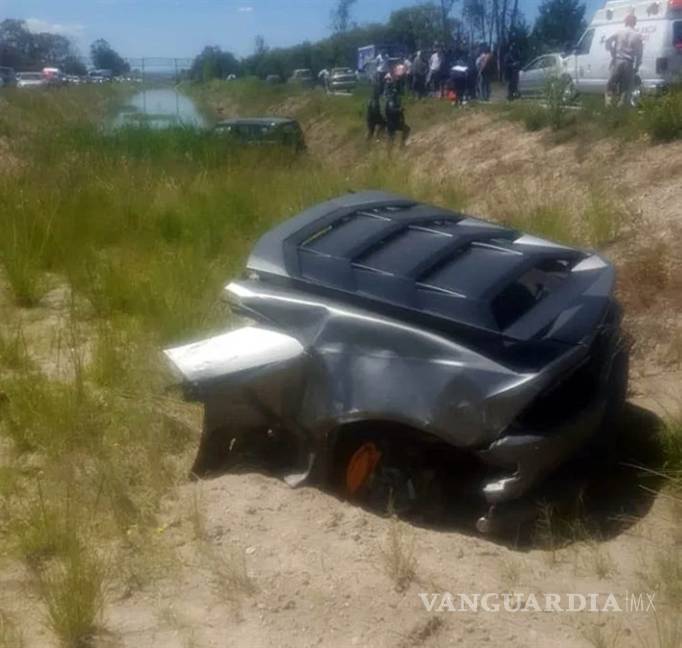 Lamborghini se parte a la mitad tras accidente en autopista Toluca-Palmillas