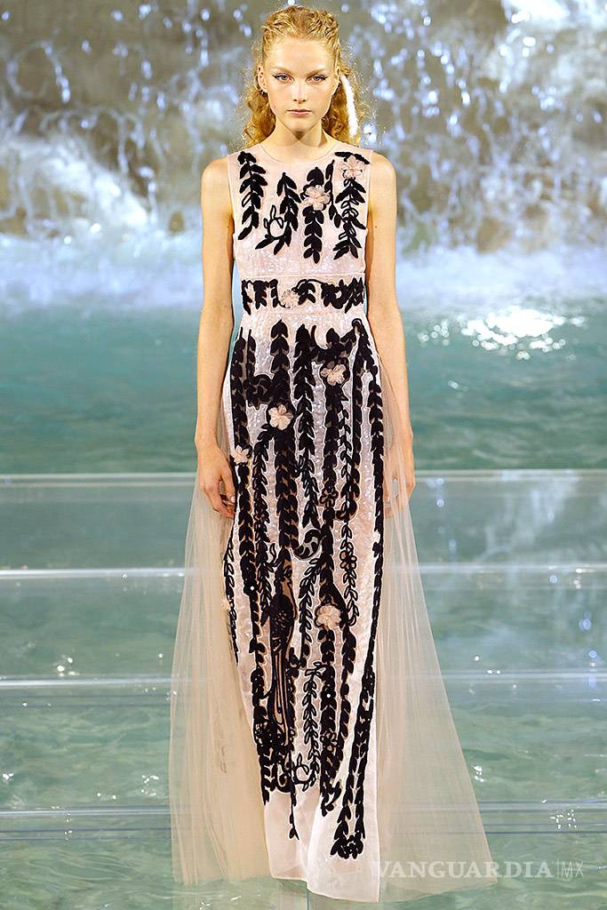 $!Fendi desfila sobre la Fuente de Trevi