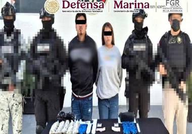 La pareja fue detenida en el centro de Galeana, Nuevo León, en posesión de drogas y un arma