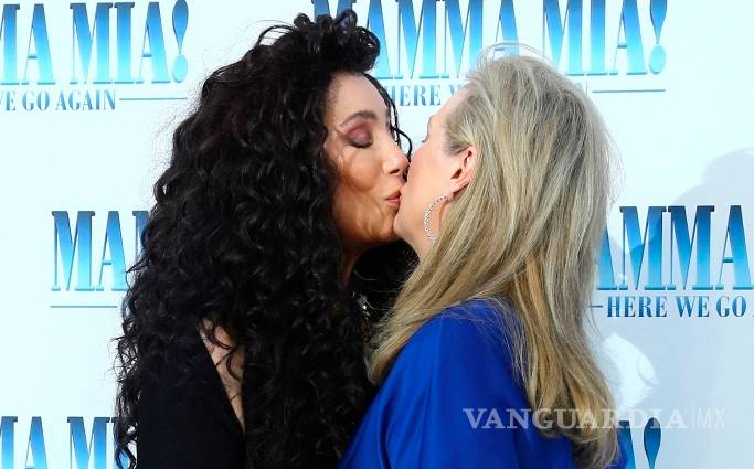 Cher y Meryl Streep se besan para festejar estreno de ‘Mamma Mia! 2’