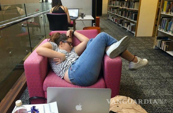 Se queda dormida en la biblioteca y paraliza la red con cientos de memes